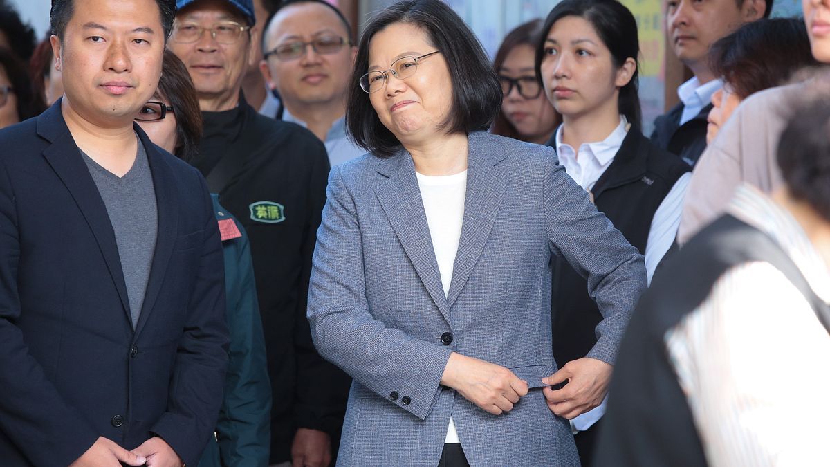 「在資訊不流通、且在極短期間內,錯誤的民調,還是會誤導、會引發國家災難,且已在臺灣歷史上發生一次」蔡政府一再強調「假消息」的存在,會對國家造成災難,所以多次鼓吹對政府認定的「假消息」,要施以「關3天、罰巨款」的行政處罰。(顏麟宇攝) 「在資訊不流通、且在極短期間內,錯誤的民調,還是會誤導、會引發國家災難,且已在臺灣歷史上發生一次」蔡政府一再強調「假消息」的存在,會對國家造成災難,所以多次鼓吹對政府認定的「假消息」,要施以「關3天、罰巨款」的行政處罰。(顏麟宇攝)