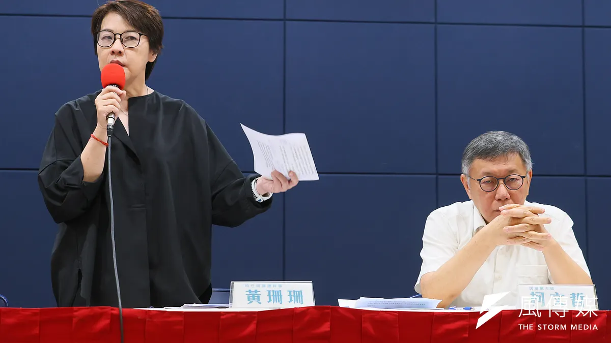 民眾黨主席柯文哲(右)原要藉9月訪美釐清軍售、潛艦等軍國大事,不料因京華城案被羈押,於是由立委黃珊珊(左)代表出席。(顏麟宇攝)