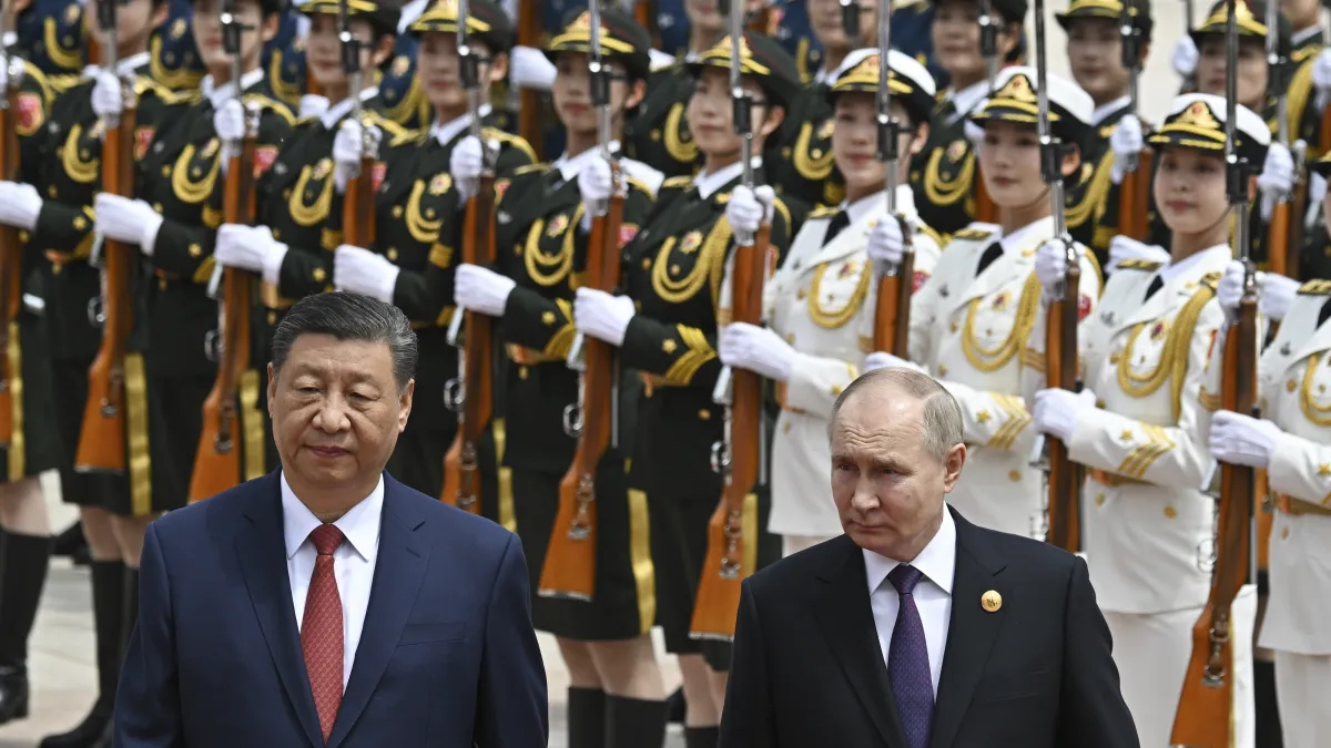 2024年5月16日,中國國家主席習近平和俄羅斯總統普京在歡迎儀式中檢閱儀仗隊。(美聯社)