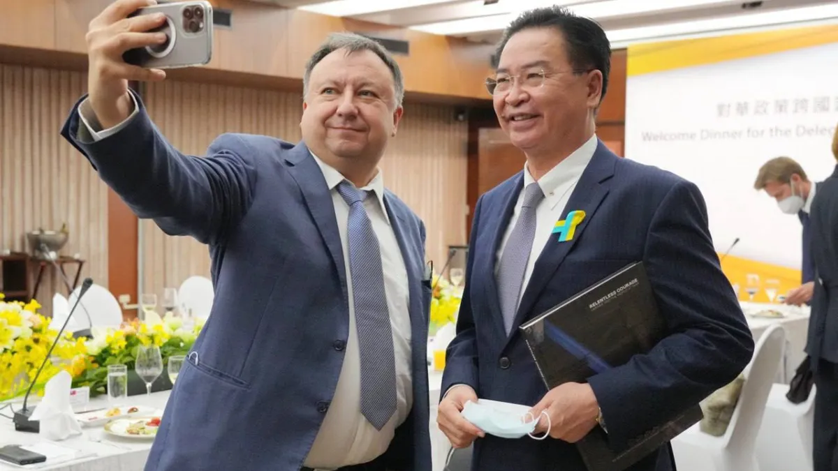 2022年11月,烏克蘭國會議員、對華政策跨國議會聯盟(IPAC)共同主席克尼茨基訪台,與我國外長吳釗燮自拍(翻攝外交部網站)