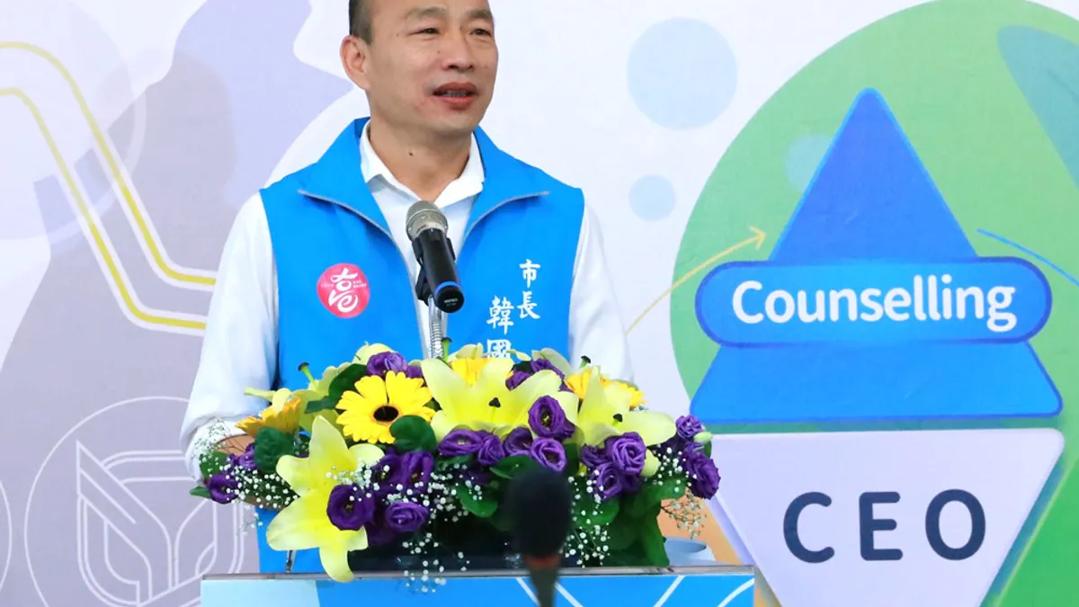 作者認為,罷不罷免韓國瑜(見圖)是高雄老百姓的權力,除了應該是看他是否是做得好之外,還要看新的市長能夠解決高雄又老又窮的問題。(高雄市政府提供) 作者認為,罷不罷免韓國瑜(見圖)是高雄老百姓的權力,除了應該是看他是否是做得好之外,還要看新的市長能夠解決高雄又老又窮的問題。(高雄市政府提供)