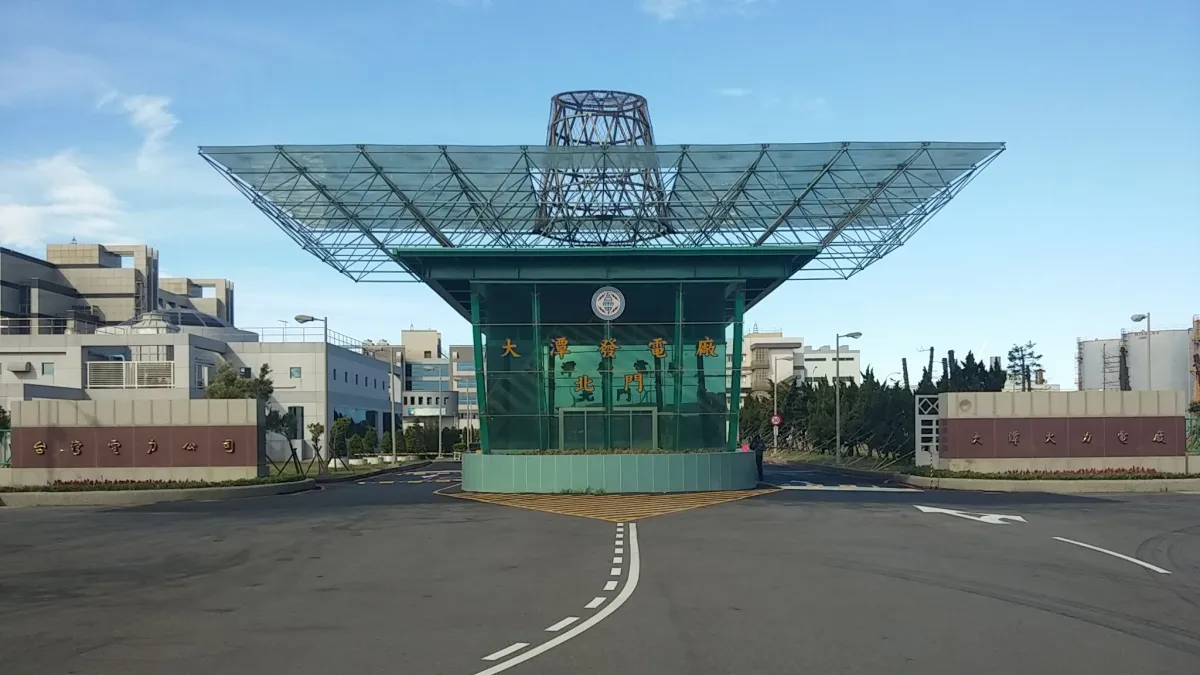 台電公司表示,大潭電廠7至10號機將規劃於2022年至2025年期間增建,盼解決台灣電力危機。圖為大潭電廠。(取自台電網站)