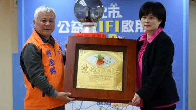 民進黨在新竹縣長的人選上,正在評估與無黨籍的竹北市長何淦銘(左)合作參選。(資料照,竹北市公所提供)