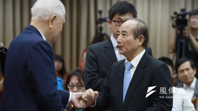 李登輝(左)參加台灣憲改藍圖會議,對王金平是否參選總統表示,領導者條件應該是有啦!(林韶安攝)