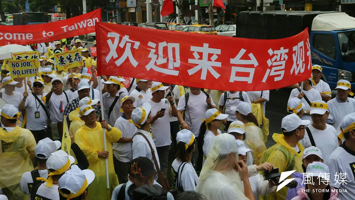 遊行總指揮、中華民國旅行商業同業公會副理事長蕭博仁表示,今天遊行沒有政治訴求,只要求經濟要由經濟來解決,「我們只是要求溫飽」。(陳明仁攝)