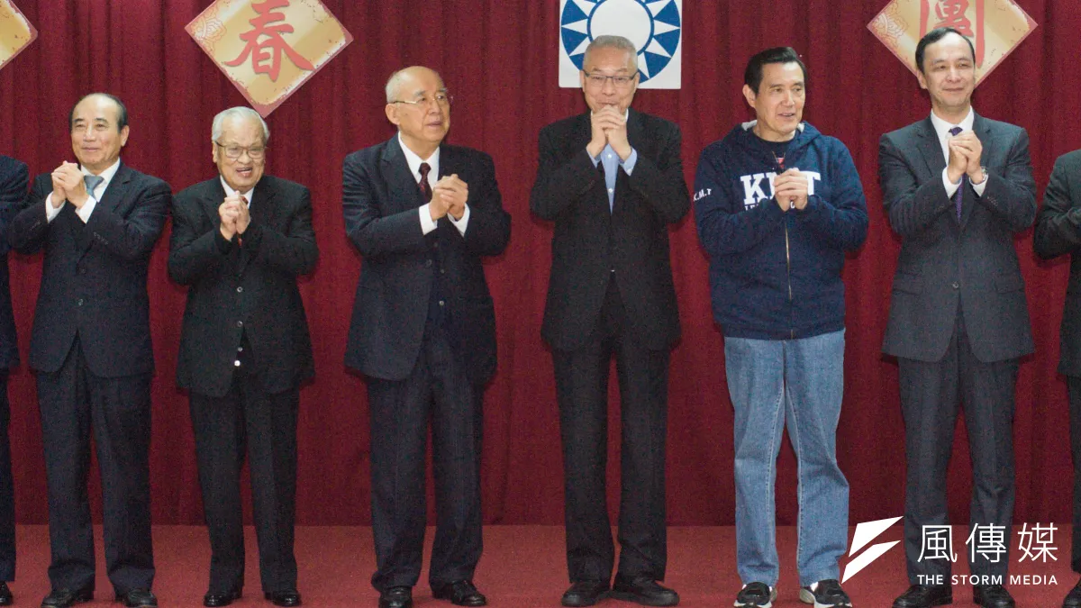 作者認為,民調容易評估出最知名的候選人,但卻不一定是評量出誰最有才德,且「老太陽們何不急流勇退呢?」。圖中可能角逐黨內總統初選的前總統馬英九(右二)、國民黨主席吳敦義(右三)、前新北市長朱立倫(右一)、前立法院長王金平(左一)。(資料照,甘岱民攝)