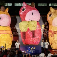 2026年新北市平渓天燈節(平渓会場)では、午年にちなみ高さ20フィートの馬型メインランタン3基が登場。群れをなす馬を表す「驫(ひょう)」の字を形作る。(写真/新北市政府観光旅遊局提供) 2026年新北市平渓天燈節(平渓会場)では、午年にちなみ高さ20フィートの馬型メインランタン3基が登場。群れをなす馬を表す「驫(ひょう)」の字を形作る。(写真/新北市政府観光旅遊局提供)