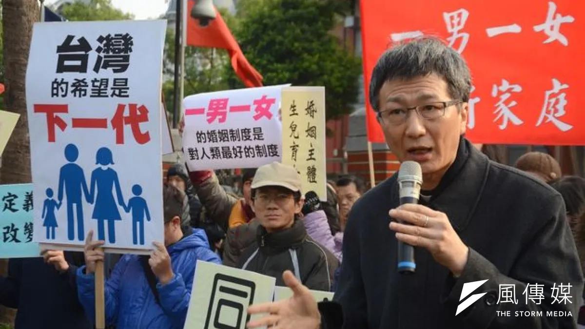 立法院審查婚姻平權法案,反對同志婚姻的護家照22日上午前往立法院抗議。(圖為陳科神父/宋小海攝)