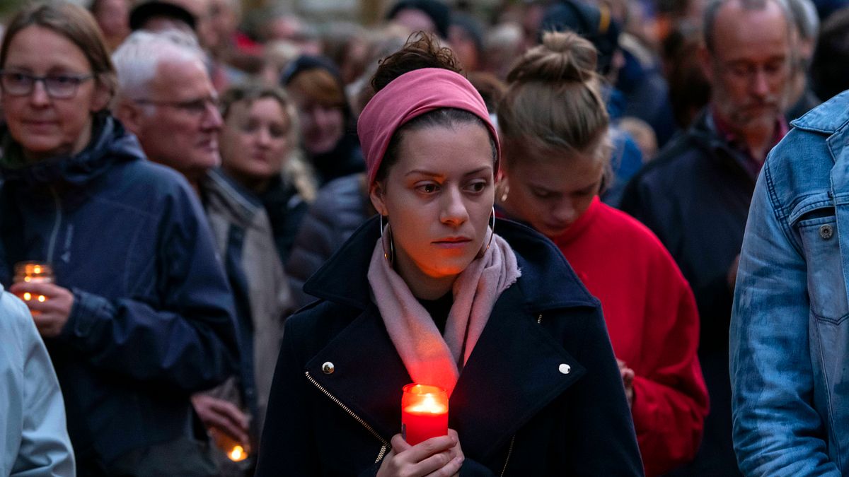 歐洲反猶太風潮再起,2019年10月,德國(Halle)猶太教會堂遭到攻擊,大批民眾悼念聲援(AP) 歐洲反猶太風潮再起,2019年10月,德國(Halle)猶太教會堂遭到攻擊,大批民眾悼念聲援(AP)