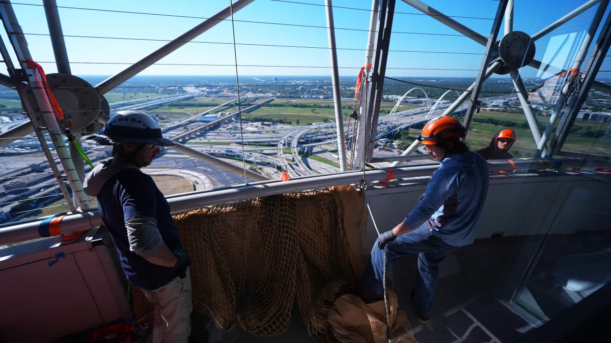 2025年11月6日,德州達拉斯的工人在重逢塔(Reunion Tower)上施工。 (美聯社)