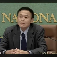 渡辺靖教授は米国建国250年に際し、格差と政治不信による民主主義の規範形骸化に警鐘を鳴らす一方、社会の底固さと地方のプラグマティズムに再生の期待を示した。(写真/日本記者クラブ提供) 渡辺靖教授は米国建国250年に際し、格差と政治不信による民主主義の規範形骸化に警鐘を鳴らす一方、社会の底固さと地方のプラグマティズムに再生の期待を示した。(写真/日本記者クラブ提供)