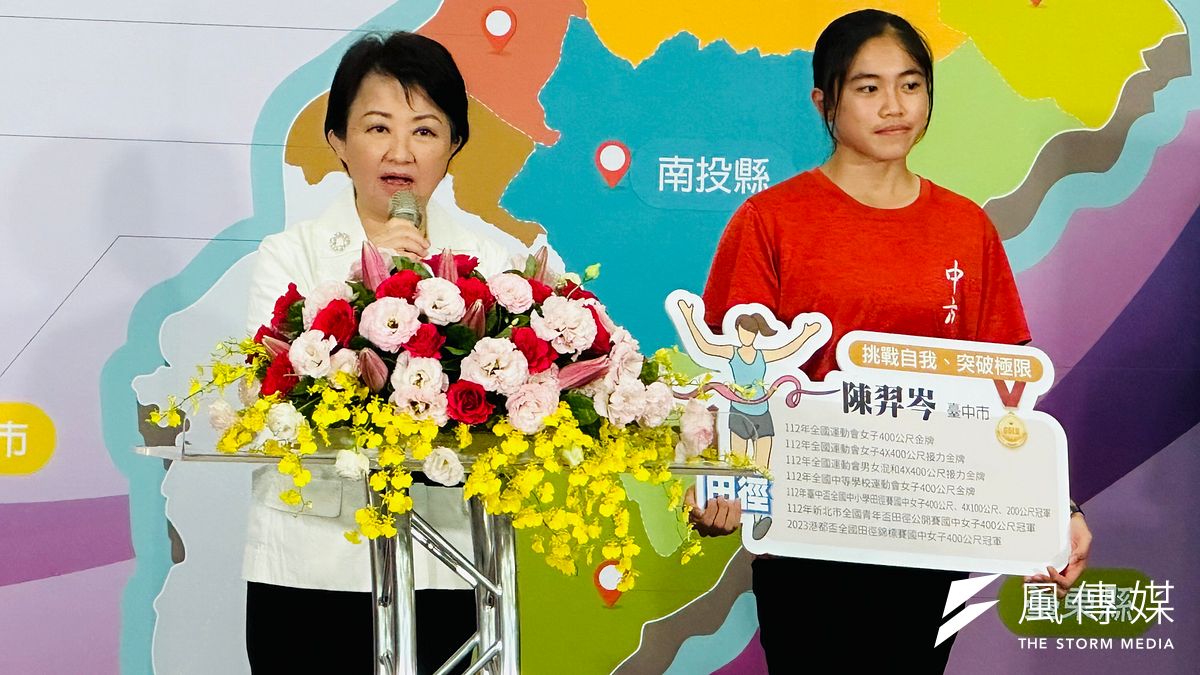 台中市長盧秀燕跟台中「超狂國中生」田徑好手陳羿岑一起出席「女性縣市長聯盟」會議,關注運動平權問題。(圖/王秀禾攝) 台中市長盧秀燕跟台中「超狂國中生」田徑好手陳羿岑一起出席「女性縣市長聯盟」會議,關注運動平權問題。(圖/王秀禾攝)