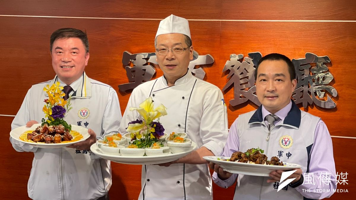 台北國軍英雄館軍友餐廳總經理方彥吉(左起)、行政主廚劉天青及副總經理林文科端出四十年私房料理,要帶給大家不一樣的新感受。(圖/陳又嘉攝) 台北國軍英雄館軍友餐廳總經理方彥吉(左起)、行政主廚劉天青及副總經理林文科端出四十年私房料理,要帶給大家不一樣的新感受。(圖/陳又嘉攝)