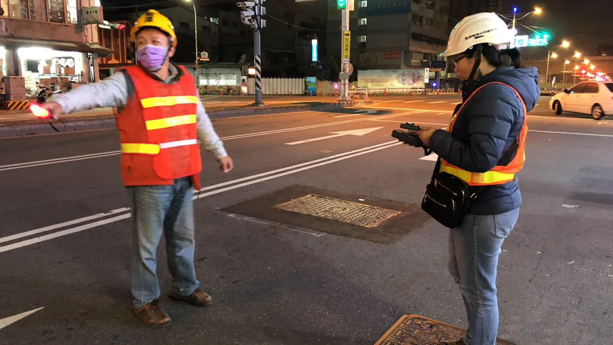 台中市政府建設局執行中市道路照明普查,金針對重要道路、18所大專院校周邊道路強化照明環境。(圖/台中市政府提供)