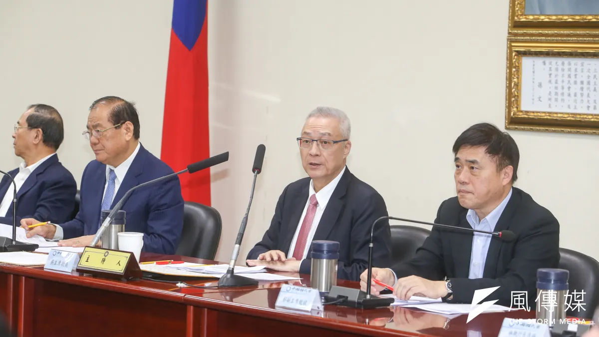 針對《農田水利會組織通則》修正草案15日將在立法院闖關,國民黨主席吳敦義(右二)於中常會表示,立院黨團必須堅持反對立場,甚至要有夜宿立法院的準備。(資料照,陳明仁攝)