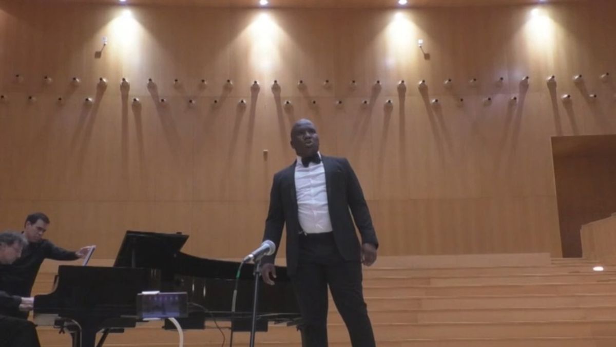 今年七月,一段側拍影片讓門茲蒙哥馬(Menzi Mngoma)網上爆紅,他因此受邀參加歌唱比賽(截取自德國之聲採訪影片) 今年七月,一段側拍影片讓門茲蒙哥馬(Menzi Mngoma)網上爆紅,他因此受邀參加歌唱比賽(截取自德國之聲採訪影片)