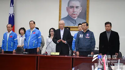 作者認為,國民黨要找回自己建黨的理想,在新時代裡講明自己的綱領和路線,在此大背景下,必須還原講明九二共識是維系兩岸和平的,臺灣求和平發展的戰略,但是不是臺灣前途的目的。圖為2020總統與立委大選,國民黨落敗,黨主席吳敦義率一級主管說明選舉結果。(資料照,蔡親傑攝)
