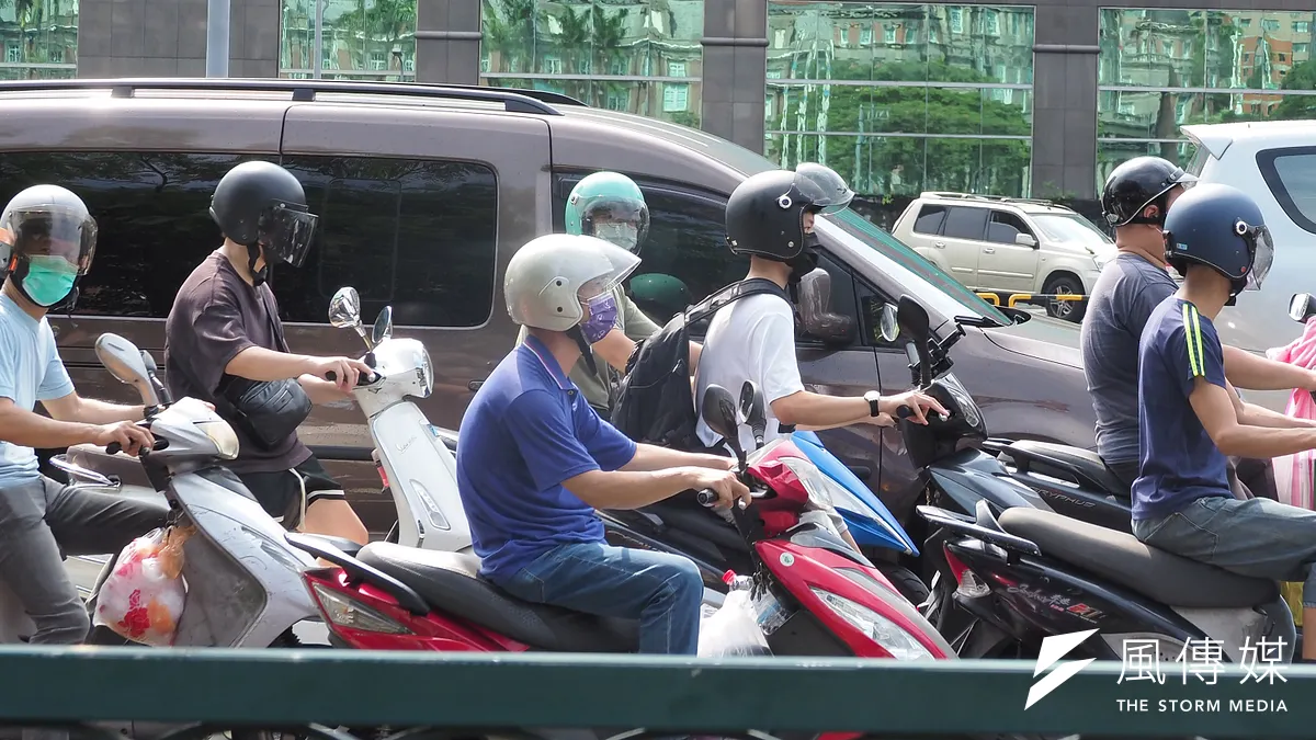 20210810-台北街景、機車騎士。(資料照/柯承惠攝)