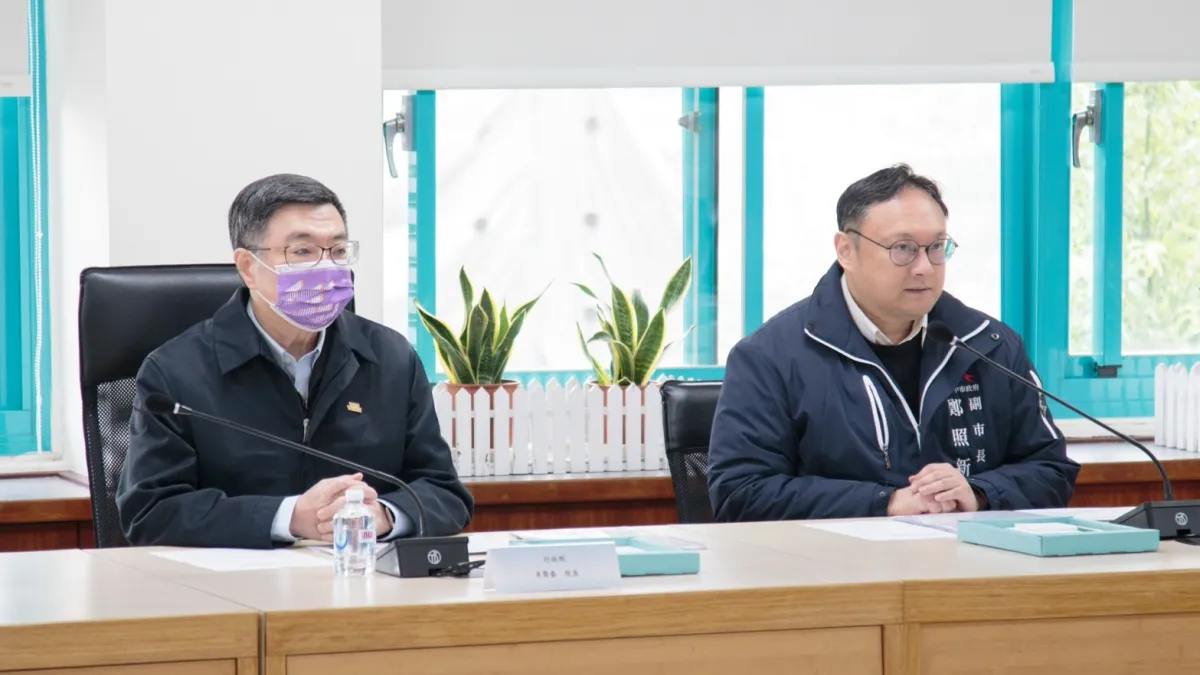 行政院長卓榮泰14日到勞動部勞動力發展署中彰投分署聽取台中新光三越百貨爆炸案簡報,台中市副市長鄭照新陪同與會。(圖/台中市政府)