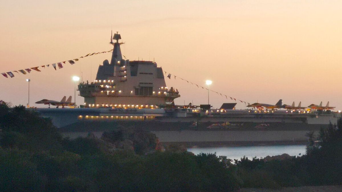 「山東號」回防等於英國航艦進入南海。(資料照,美聯社) 「山東號」回防等於英國航艦進入南海。(資料照,美聯社)