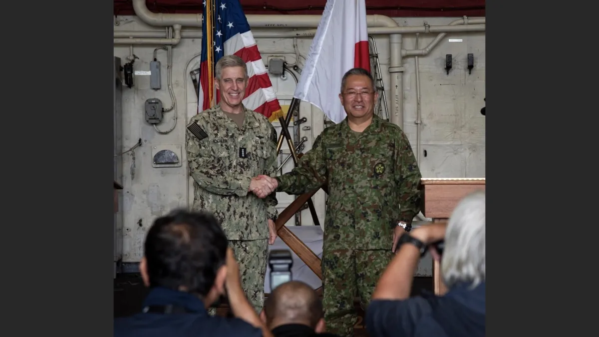 本防衛省統合幕僚長吉田圭秀與美國太平洋艦隊司令柯勒(Stephen Koehler)舉行聯合記者會。(駐日美軍官網)