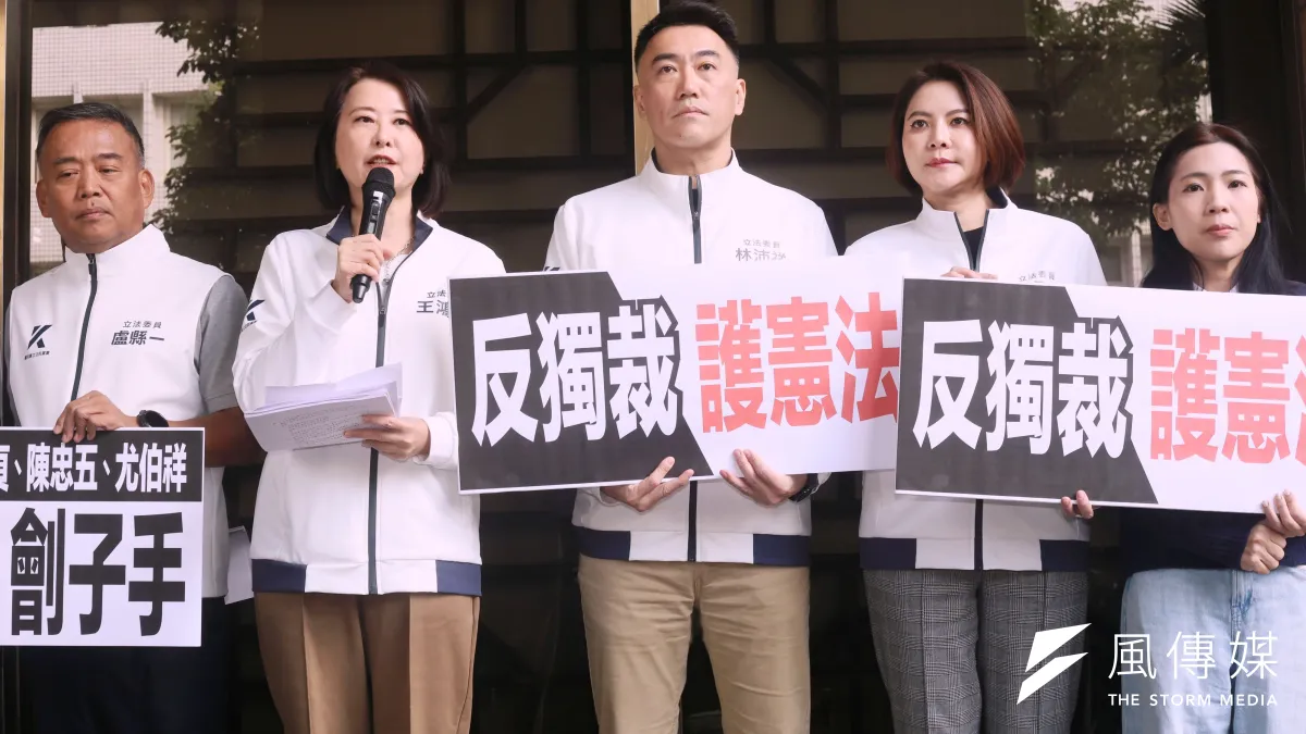 國民黨立法院黨團立委林沛祥(中)、王鴻薇(左二)、徐巧芯(右一)等人至台北地檢提告「大法官謝銘洋、呂太郎、蔡彩貞、陳忠五、尤伯祥濫權瀆職、枉法裁判」。(柯承惠攝)