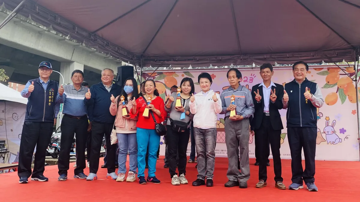 台中市長盧秀燕頒發獎盃給今年枇杷評鑑入選前三名的農民。(圖/記者王秀禾攝)