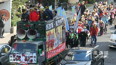 年金改革國是會議22日9點在總統府內舉行,而監督年金改革聯盟也在稍早前號召上百名軍公教人員,於總統府外遊行抗議。(陳明仁攝)