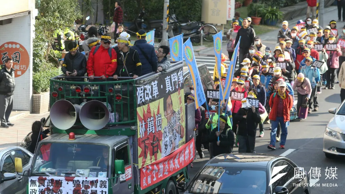 年金改革國是會議22日9點在總統府內舉行,而監督年金改革聯盟也在稍早前號召上百名軍公教人員,於總統府外遊行抗議。(陳明仁攝)