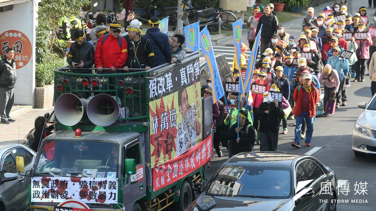 年金改革國是會議22日9點在總統府內舉行,而監督年金改革聯盟也在稍早前號召上百名軍公教人員,於總統府外遊行抗議。(陳明仁攝) 年金改革國是會議22日9點在總統府內舉行,而監督年金改革聯盟也在稍早前號召上百名軍公教人員,於總統府外遊行抗議。(陳明仁攝)