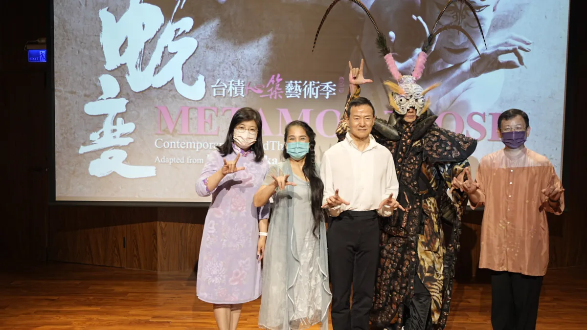 新竹縣文化局長李安妤(左起)、當代傳奇劇場林秀偉、吳興國、朱柏澄與台積電文教基金會執行長許峻郎,10日出席「蛻變」封箱加演記者會。(圖/台積電文教基金會提供)