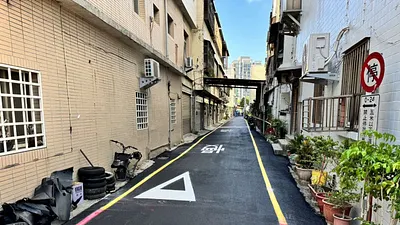 新竹市和平路20巷內塌陷道路在12日完成最後道路標線劃設作業,所有搶修工程告一段落。(圖/新竹市政府提供)
