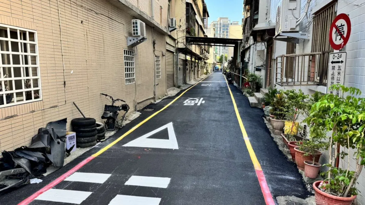 新竹市和平路20巷內塌陷道路在12日完成最後道路標線劃設作業,所有搶修工程告一段落。(圖/新竹市政府提供)