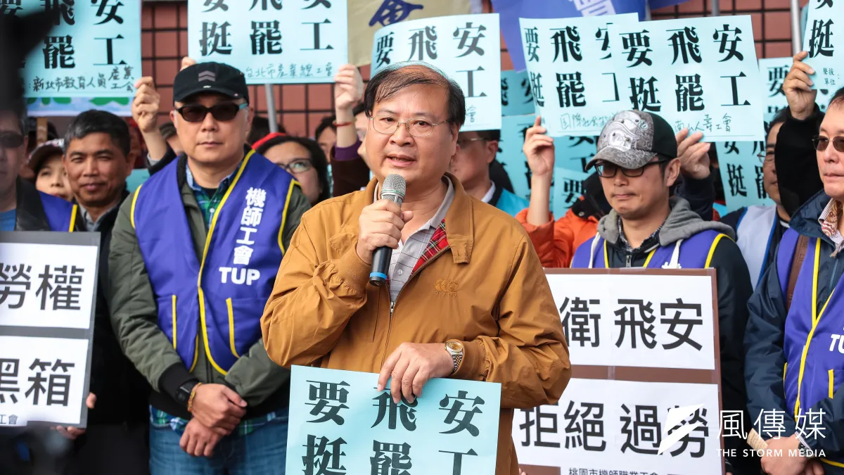 20190211-高雄市產業總工會副理事長江健興與全國各行各業工會11日於松山機場前召開「要飛安!挺罷工!」支持華航機師罷工聲援記者會。(顏麟宇攝)
