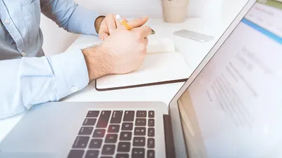 在「技工」領域中,有5個熱門職缺薪資逾10萬美元(約新台幣304.6萬元),且無須大學文憑。(示意圖/取自pexels)