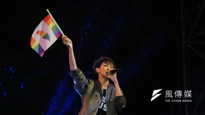 香港藝人何韻詩今(10)晚到凱達格蘭大道出席「讓生命不再逝去 為婚姻平權站出來」音樂會。何韻詩說,希望這首歌在台灣的帶領下,可以不必再唱下去了,因為世界已經變得更有愛。(甘岱民攝)