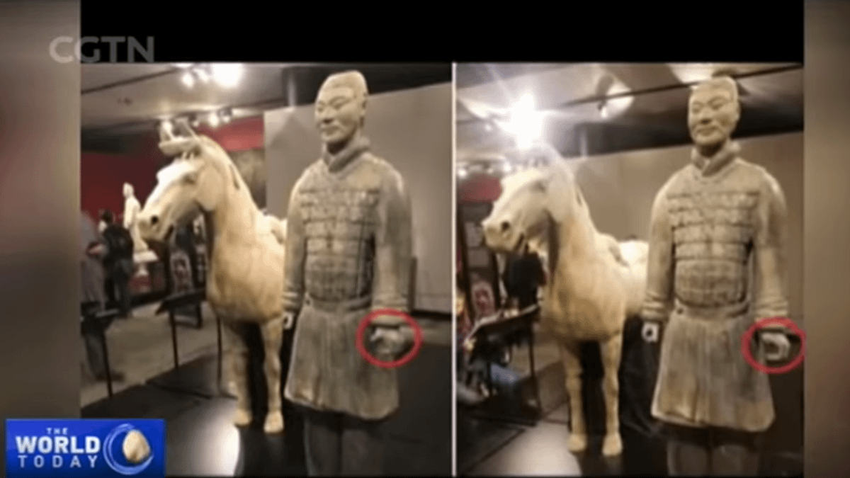 一名美國男子去年底從美國費城富蘭克林學會博物館展出的一具秦代兵馬俑身上折斷並偷走一根拇指。(截自Youtube) 一名美國男子去年底從美國費城富蘭克林學會博物館展出的一具秦代兵馬俑身上折斷並偷走一根拇指。(截自Youtube)