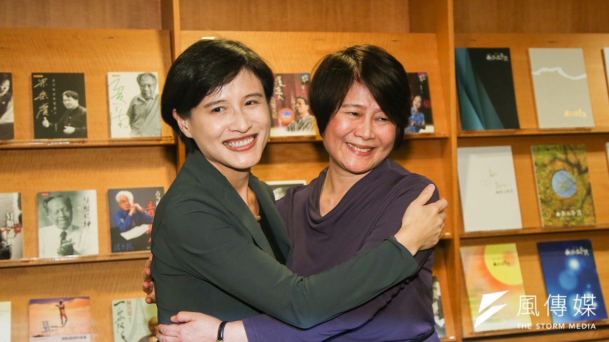 國藝會第八屆董事長當選人公布記者會上,鄭麗君前來祝賀當選人林曼麗,兩人並熱情擁抱。(陳明仁攝) 國藝會第八屆董事長當選人公布記者會上,鄭麗君前來祝賀當選人林曼麗,兩人並熱情擁抱。(陳明仁攝)