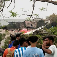 墜落したエア・インディアのボーイング787旅客機の残骸。(AP通信) 墜落したエア・インディアのボーイング787旅客機の残骸。(AP通信)