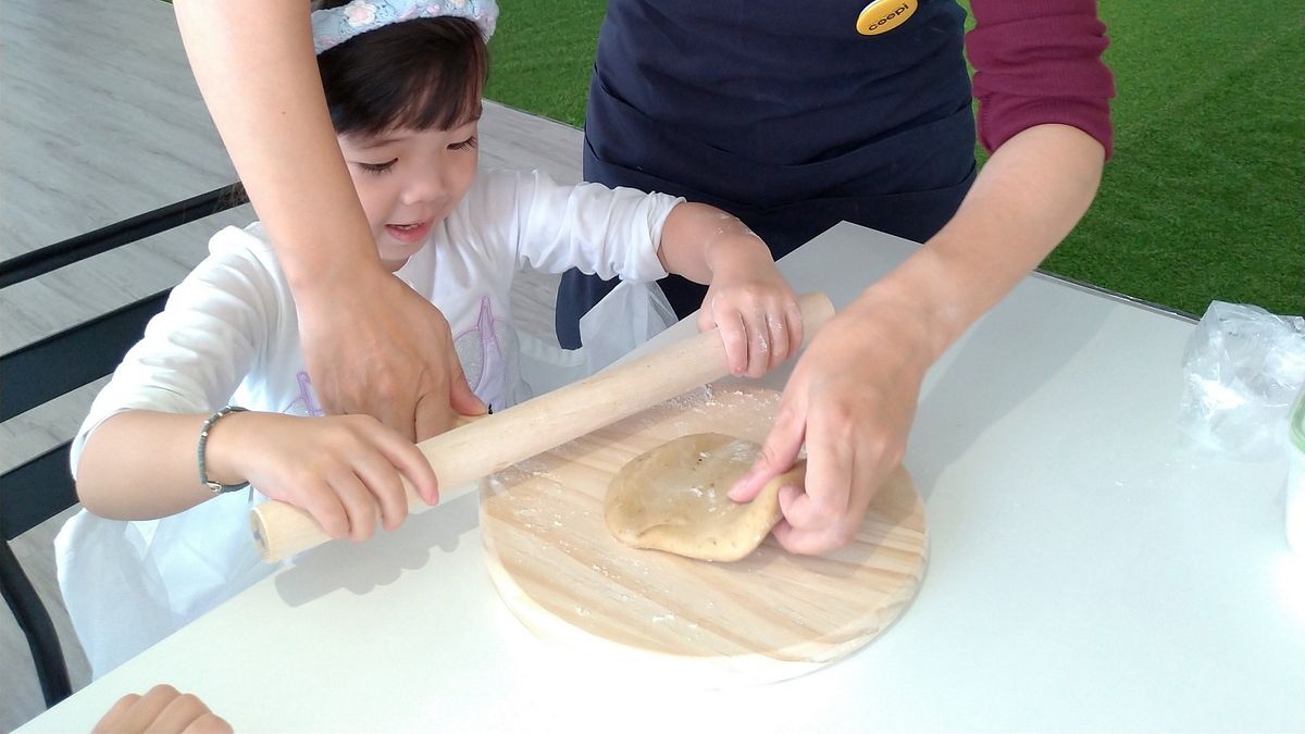 臺中市府文化局推「臺中百大藝文亮點」,7月15日起民眾憑振興券前往消費,有折扣優惠或創意驚喜-纖維工藝博物館-可艾比咖啡餐館披薩手作課程。(圖/台中市政府文化局) 臺中市府文化局推「臺中百大藝文亮點」,7月15日起民眾憑振興券前往消費,有折扣優惠或創意驚喜-纖維工藝博物館-可艾比咖啡餐館披薩手作課程。(圖/台中市政府文化局)