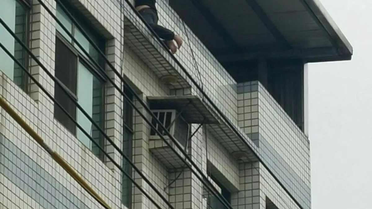 女子情傷跳樓尋短 員警及時救起挽回性命