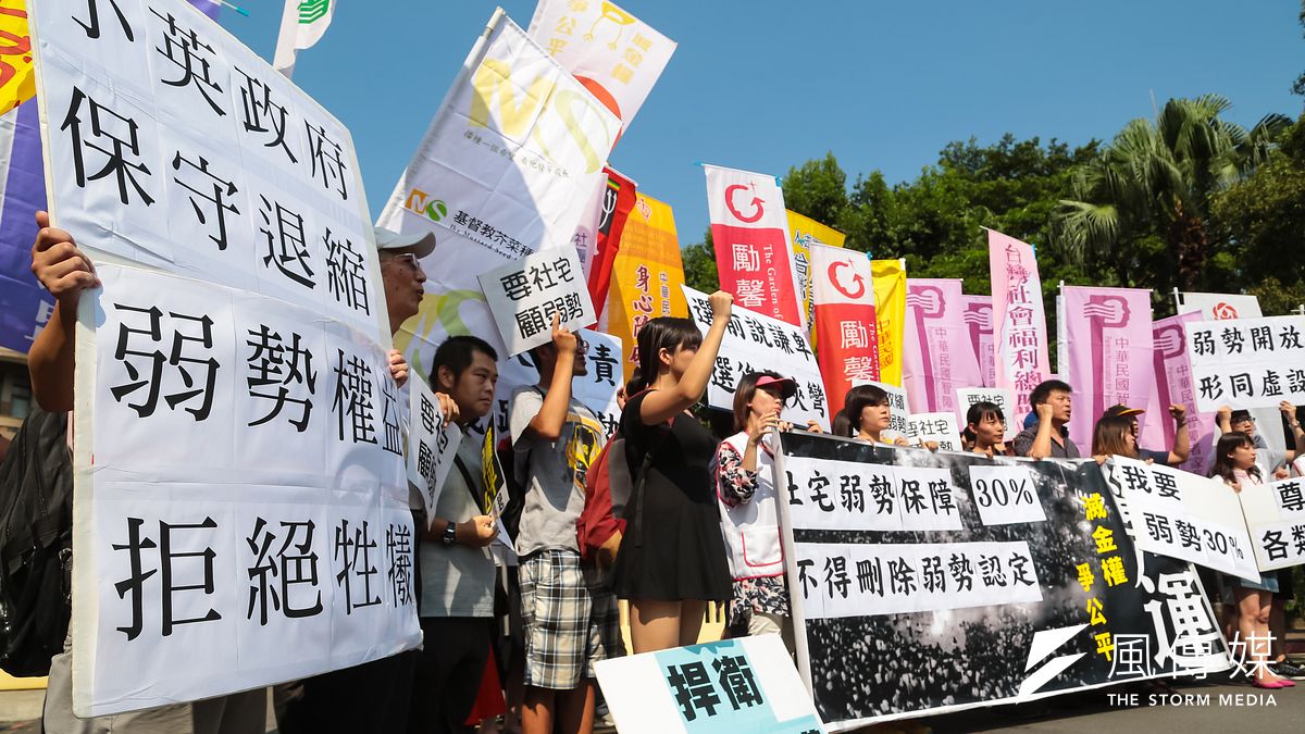 社會住宅推動聯盟8月25日高舉「小英政府退縮保守,弱勢權益拒絕犧牲」標語,於行政院前召開「住宅法髮夾彎!抗議行政院退步修法,打壓弱勢居住權益」記者會。(顏麟宇攝) 社會住宅推動聯盟8月25日高舉「小英政府退縮保守,弱勢權益拒絕犧牲」標語,於行政院前召開「住宅法髮夾彎!抗議行政院退步修法,打壓弱勢居住權益」記者會。(顏麟宇攝)