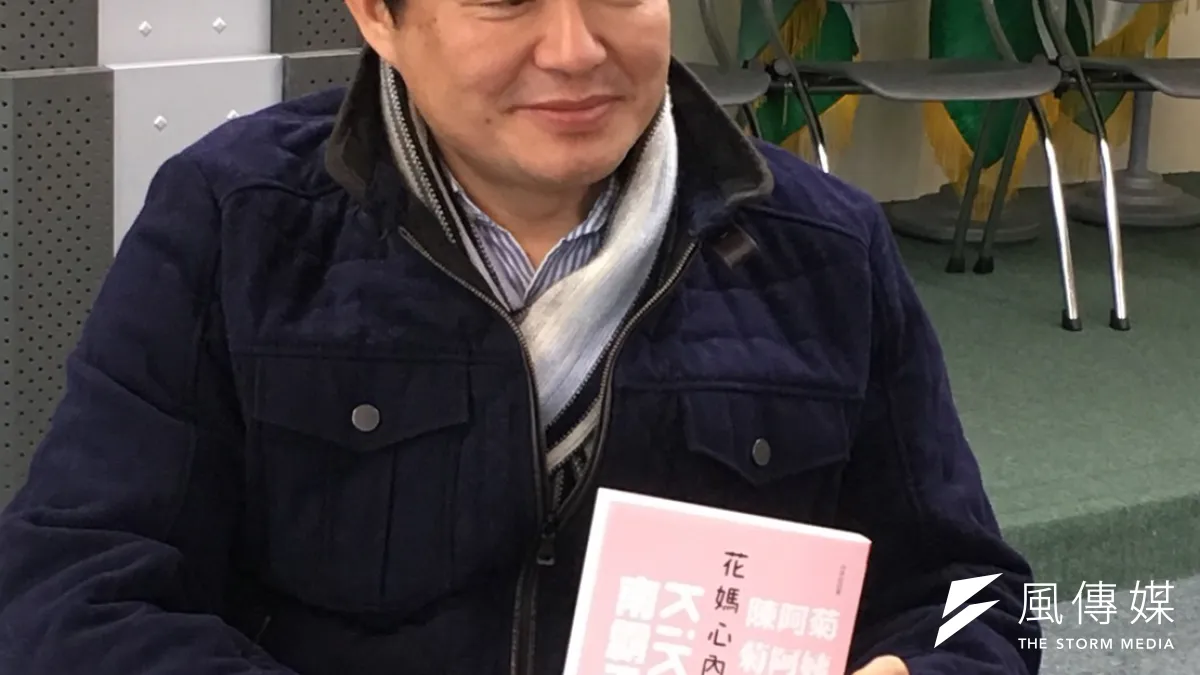 高雄市長陳菊出版回憶錄,民進黨秘書長洪耀福今與媒體茶敘時則表示,大家都見過大風大浪,「這樣小事就有裂痕,哪有那麼脆弱?」(顏振凱攝)