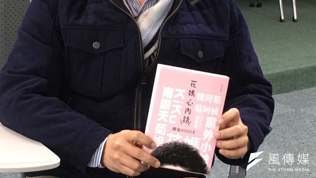 高雄市長陳菊出版回憶錄,民進黨秘書長洪耀福今與媒體茶敘時則表示,大家都見過大風大浪,「這樣小事就有裂痕,哪有那麼脆弱?」(顏振凱攝) 高雄市長陳菊出版回憶錄,民進黨秘書長洪耀福今與媒體茶敘時則表示,大家都見過大風大浪,「這樣小事就有裂痕,哪有那麼脆弱?」(顏振凱攝)