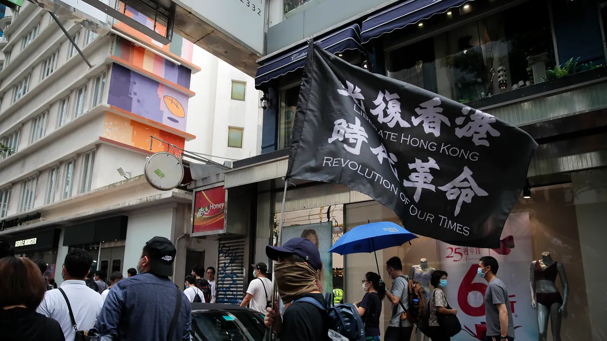 2020年7月1日,「港版國安法」正式生效,仍有許多香港市民走上街頭。(資料照,美聯社)