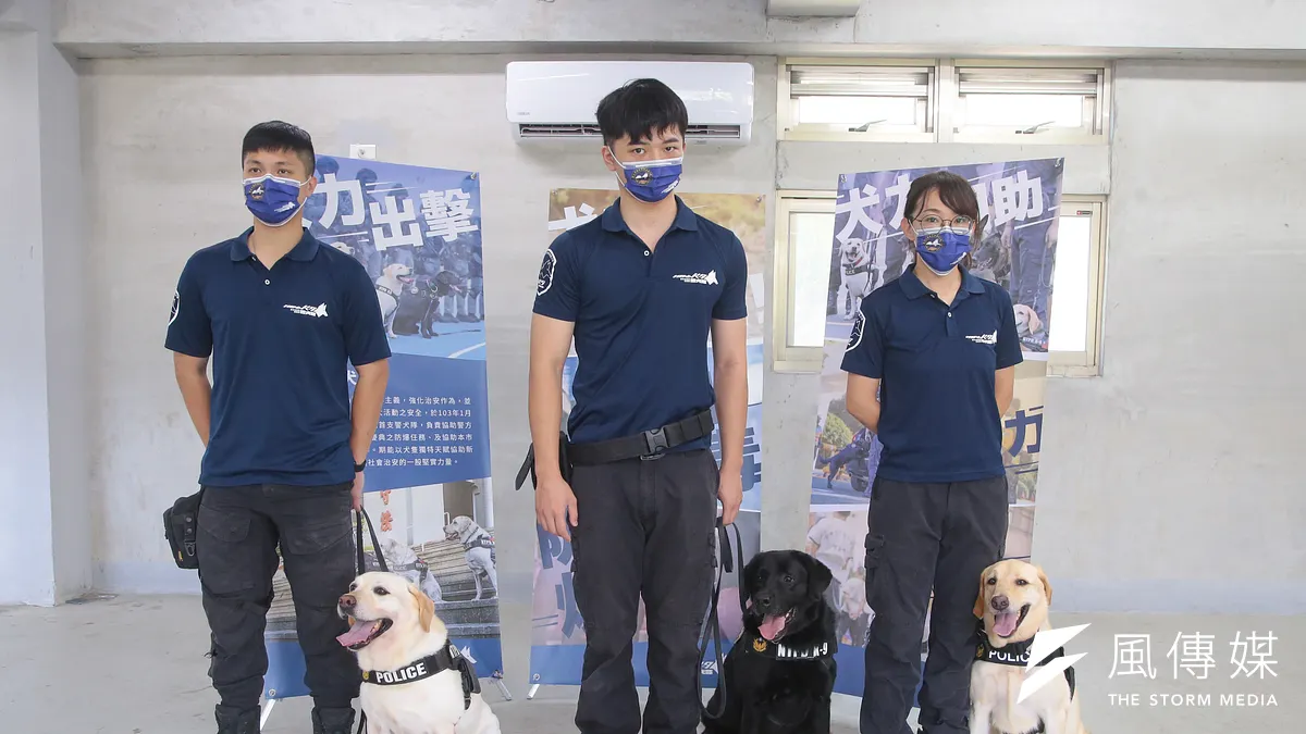 新北市警犬隊緝毒犬Yutu與偵查佐李佳蓉(右)以及緝毒犬多多與警員孫法祺(左)。(顏麟宇攝) 新北市警犬隊緝毒犬Yutu與偵查佐李佳蓉(右)以及緝毒犬多多與警員孫法祺(左)。(顏麟宇攝)