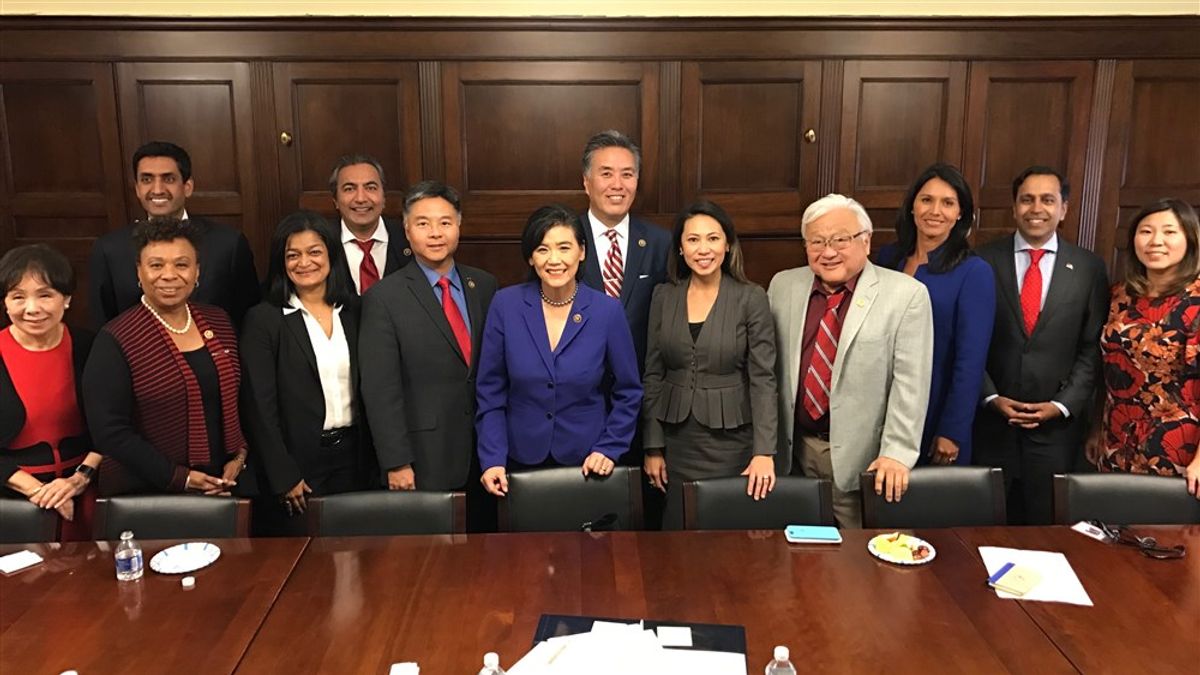美國國會亞太裔國會議員連線(Congressional Asian Pacific American Caucus,CAPAC)眾議員合照,右一為孟昭文、右六為劉雲平、右七為趙美心。(CAPAC) 美國國會亞太裔國會議員連線(Congressional Asian Pacific American Caucus,CAPAC)眾議員合照,右一為孟昭文、右六為劉雲平、右七為趙美心。(CAPAC)
