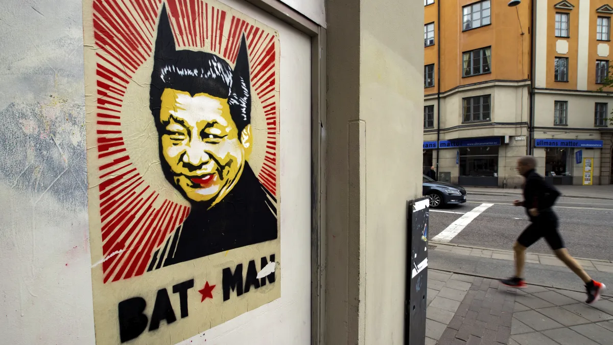 瑞典街頭的習近平/蝙蝠俠造型海報(AP)