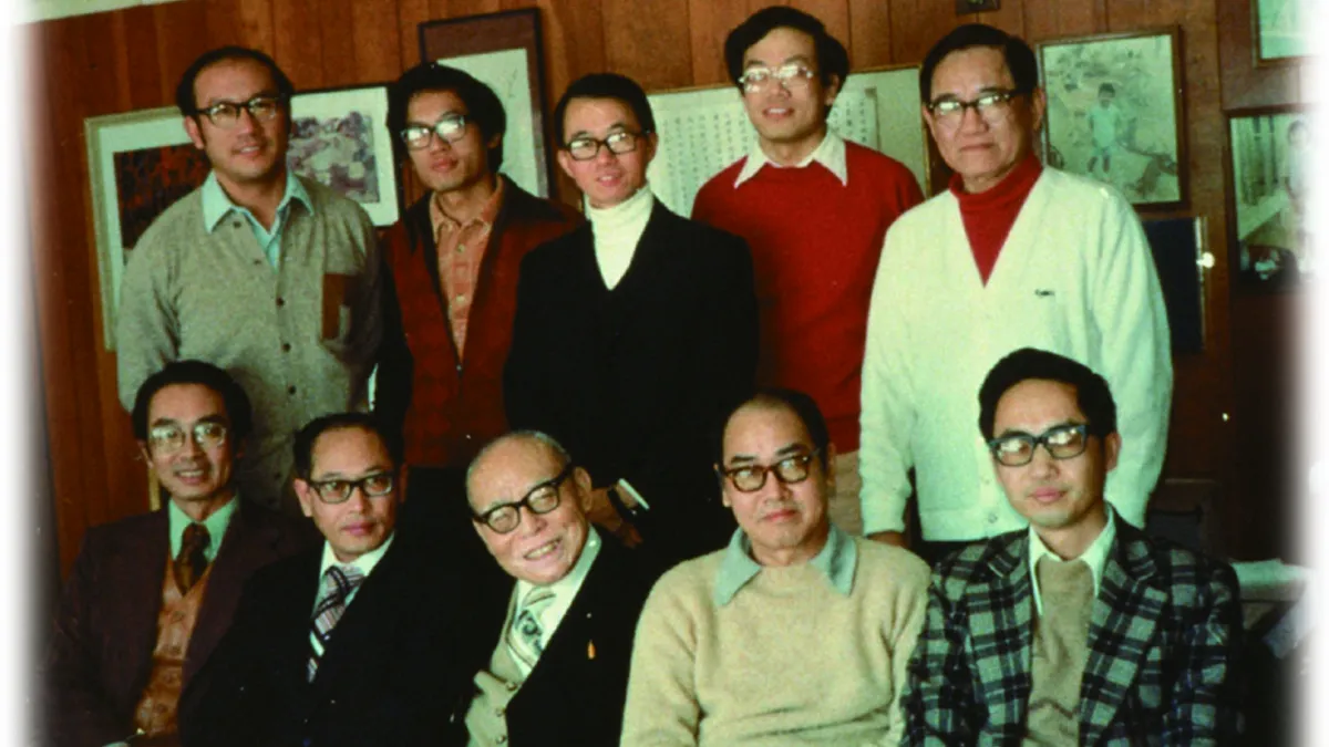 1977 「電子技術諮詢委員會」合影,前排左起凌宏璋、葛文勳、趙曾玨、羅无念、胡定華,後排左起厲鼎毅、史欽泰、李天培、楊丁元、潘文淵。(潘文淵文教基金會提供)