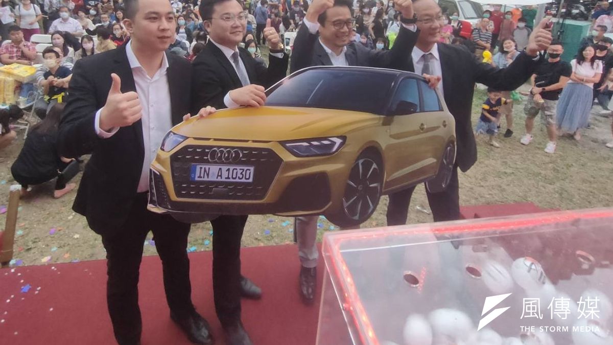 河堤世界銷售團隊,以不到一年的時間完銷創下地上權建案,成為南台灣銷售速度最快的佳績。(圖/徐炳文攝) 河堤世界銷售團隊,以不到一年的時間完銷創下地上權建案,成為南台灣銷售速度最快的佳績。(圖/徐炳文攝)